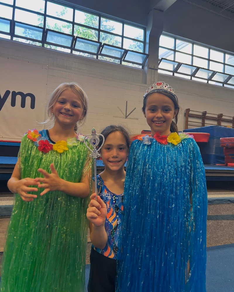 Enfants du camp de jour flipgym costumés dans le gymnase