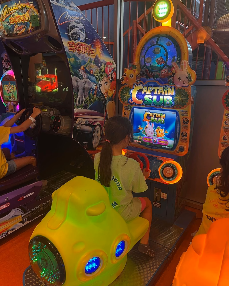 Enfants du camp de jour flipgym jouant à des jeux d'arcade